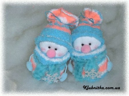 Новогодние поделки с детьми - снеговики из носков!